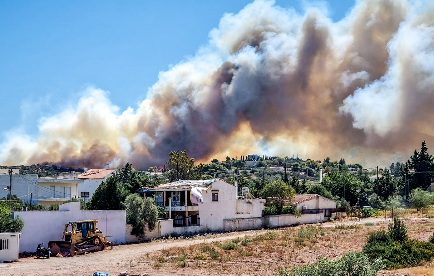 Σε ύφεση η πυρκαγιά στην Αγία Μαρίνα Κορωπίου &#8211; Κοντά στα σπίτια οι φλόγες
