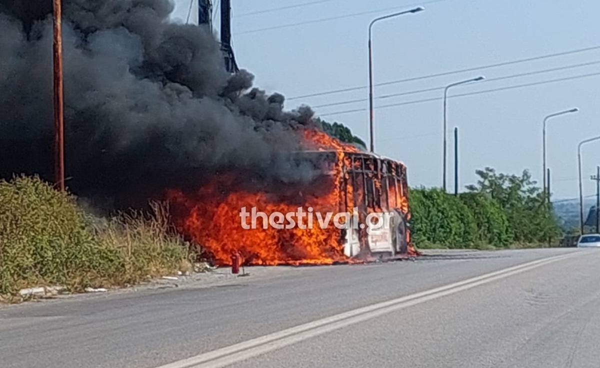 Πήρε φωτιά εν κινήσει λεωφορείο των ΚΤΕΛ στη Θεσσαλονίκη