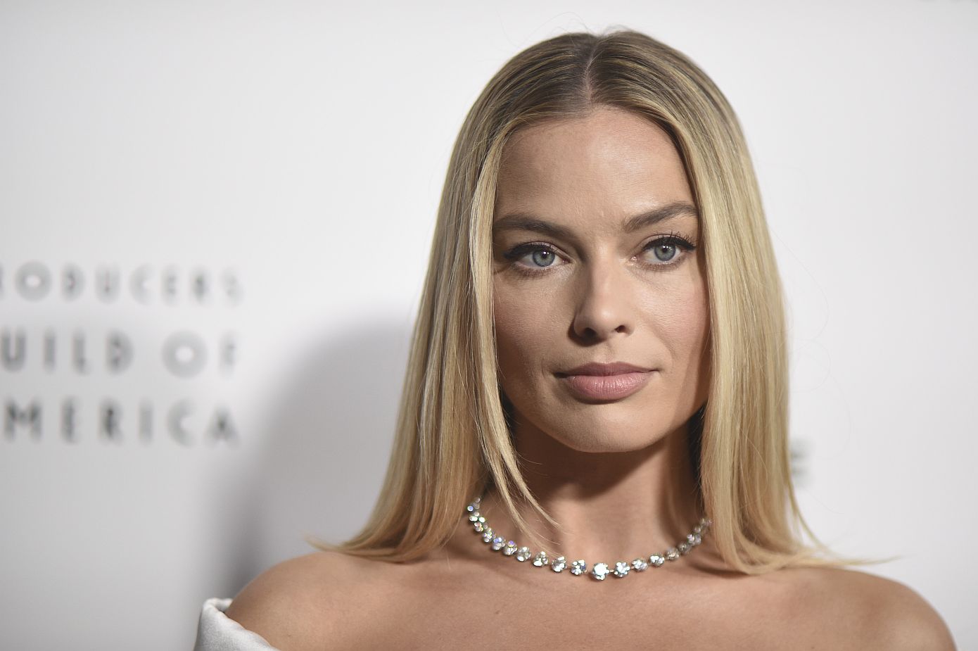 H Margot Robbie δίνει μια ιδέα για το πρώτο σας (λίγο) φθινοπωρινό μανικιούρ