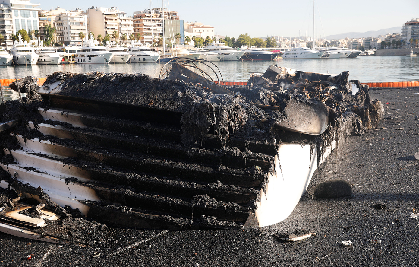 Στον βυθό στη Μαρίνα Ζέας παραμένουν τα τρία γιοτ που τυλίχθηκαν στις φλόγες &#8211; Πώς θα γίνει η ανέλκυσή τους