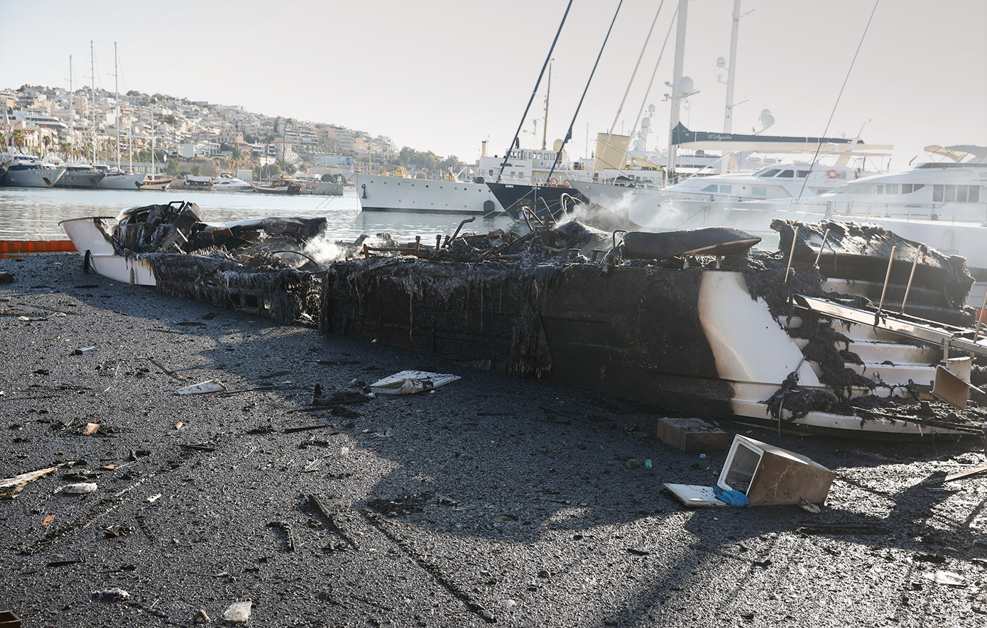 Βυθίστηκαν τα τρία από τα τέσσερα σκάφη που κάηκαν χθες στη Μαρίνα Ζέας &#8211; Πώς ξεκίνησε η φωτιά