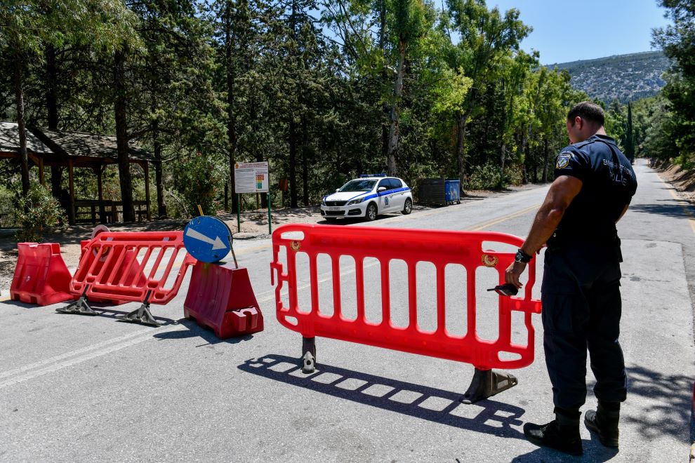 Φωτιά στην Αττική: Σε 180 απεγκλωβισμούς ατόμων προχώρησε η αστυνομία από χθες το βράδυ έως τα ξημερώματα