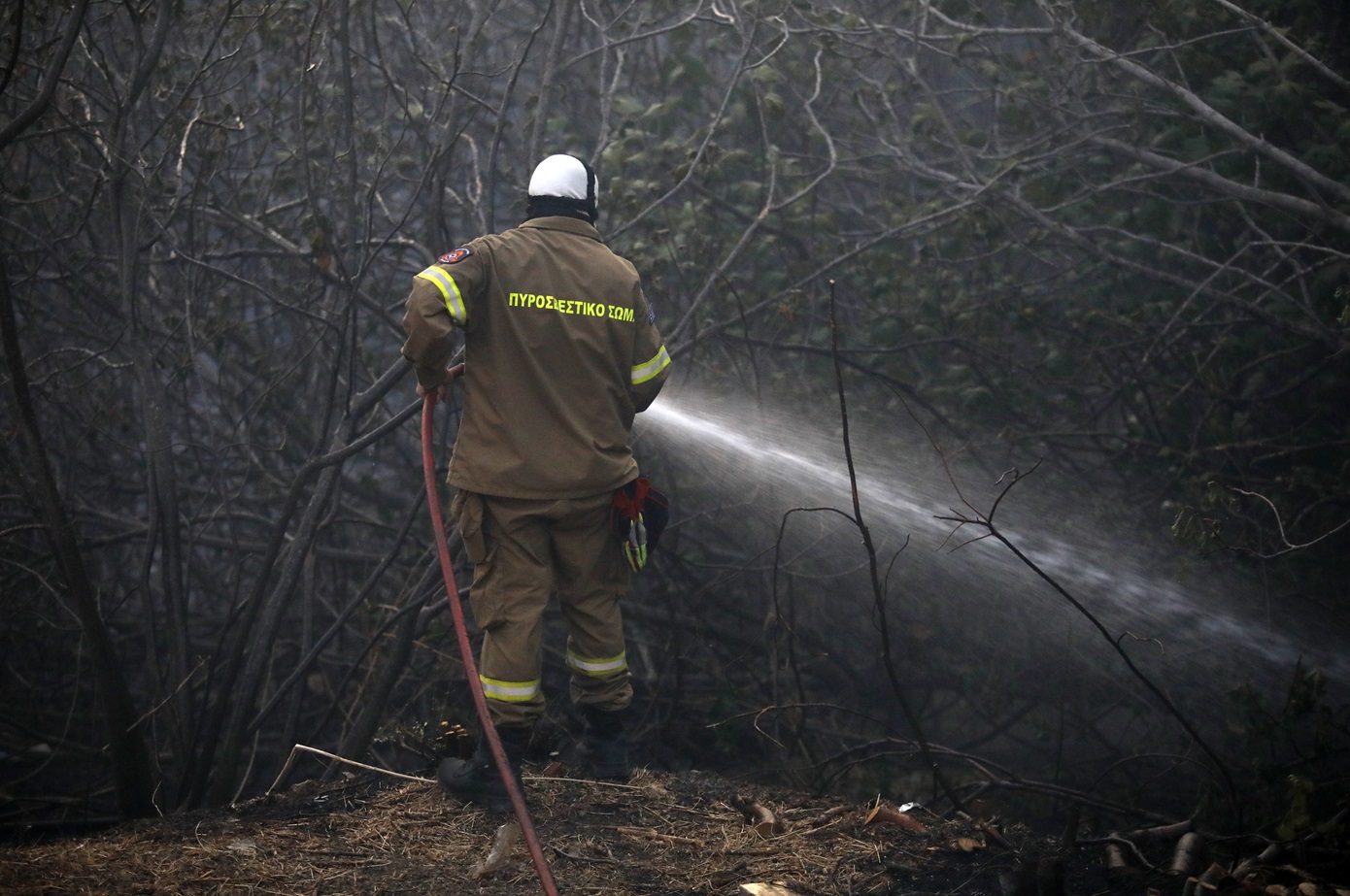 Πέντε άνδρες της Πυροσβεστικής τραυματίστηκαν στο πύρινο μέτωπο της Αττικής – Είναι στο νοσοκομείο