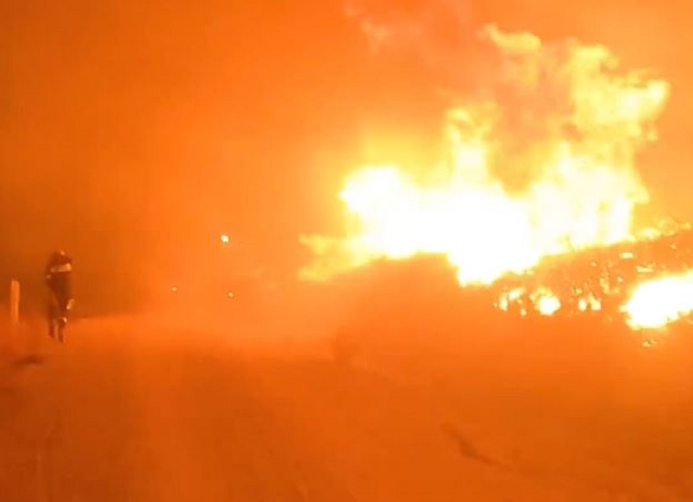 Η υπερπροσπάθεια των πυροσβεστών στις φωτιές της Εύβοιας – Μάχη μέσα στις φλόγες