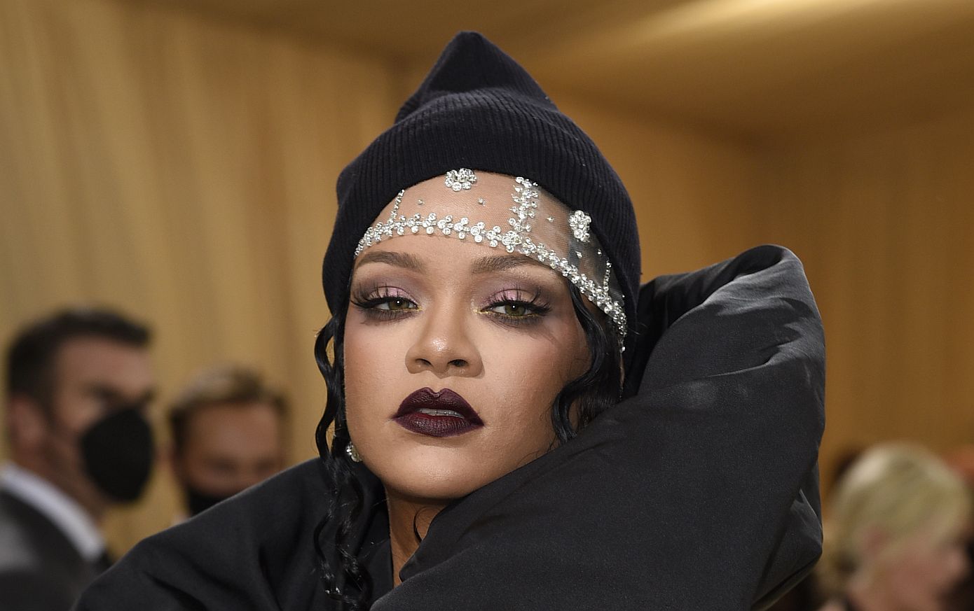 Kαθίστε, παρακαλώ: Η πρώτη φωτογραφία της Rihanna ως μούσας του «J&#8217;Adore» είναι εδώ