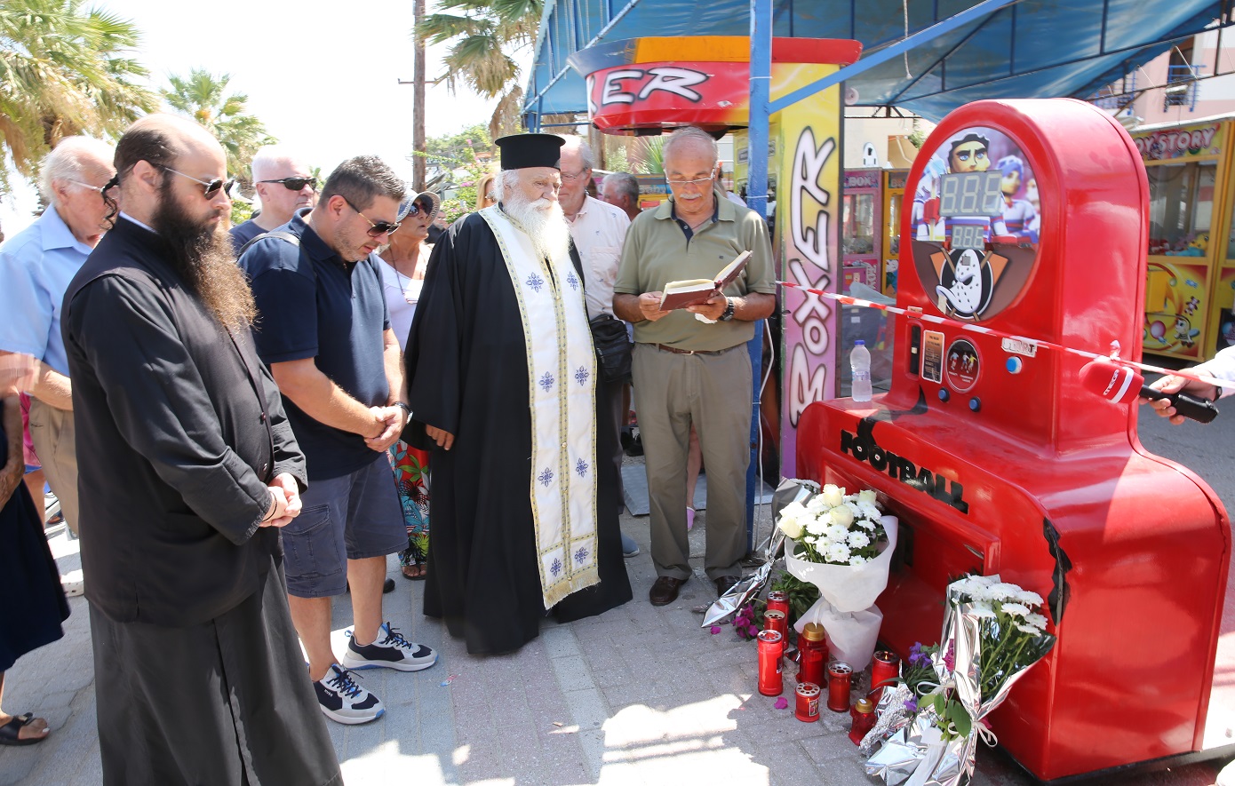 Τρισάγιο στο λούνα παρκ της Χαλκιδικής, όπου έχασε τη ζωή του ο 19χρονος &#8211; Συντετριμμένος ο πατέρας του