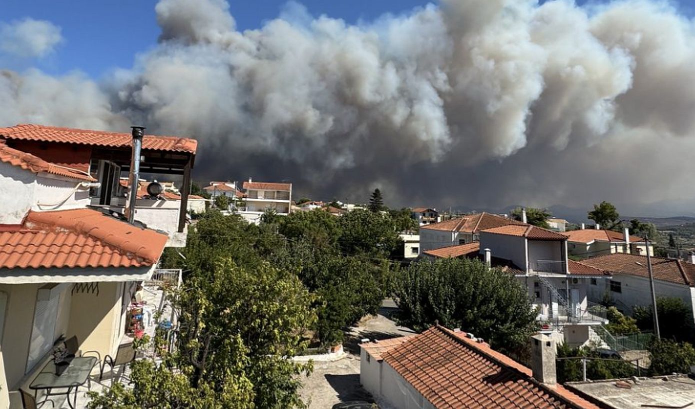 Φωτιά στον Βαρνάβα: Η ΟΠΚΕ απεγκλώβισε πολίτες από τα αυτοκίνητά τους