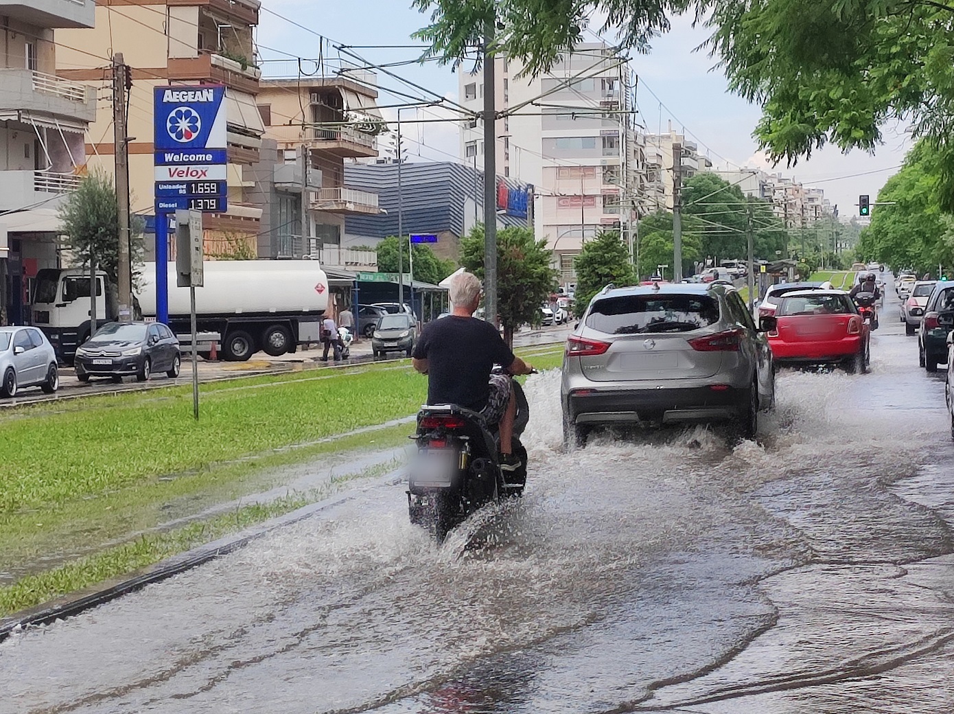 Προβλήματα από την ισχυρή καταιγίδα στα νότια προάστια της Αθήνας &#8211; Πώς θα κινηθεί η κακοκαιρία