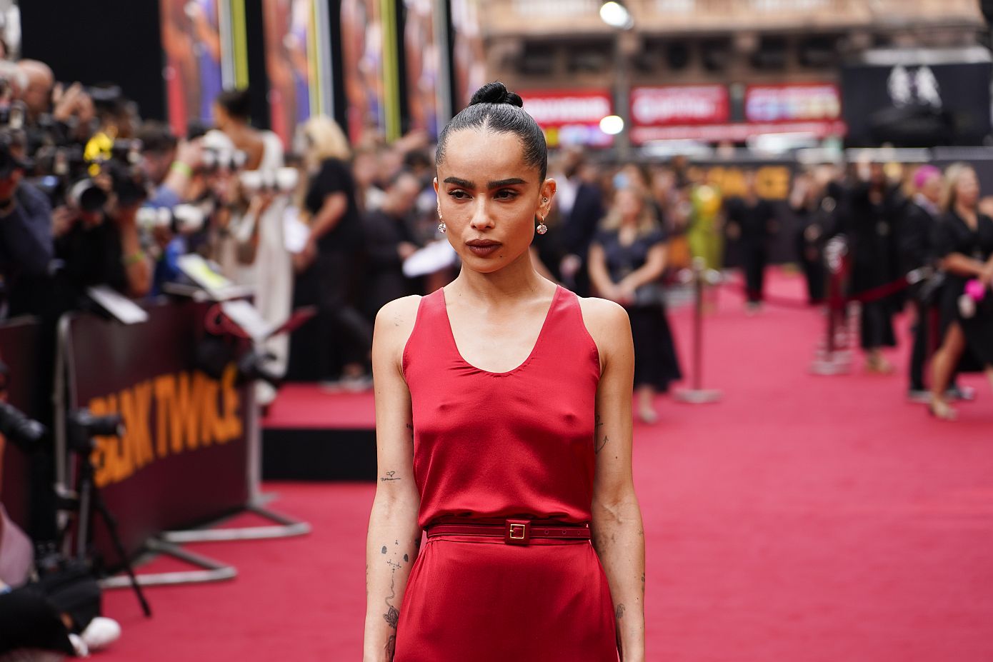 Ας μιλήσουμε για το τέλειο σινιόν: H Zoe Kravitz ρόκαρε το high bun όπως μόνο αυτή θα μπορούσε