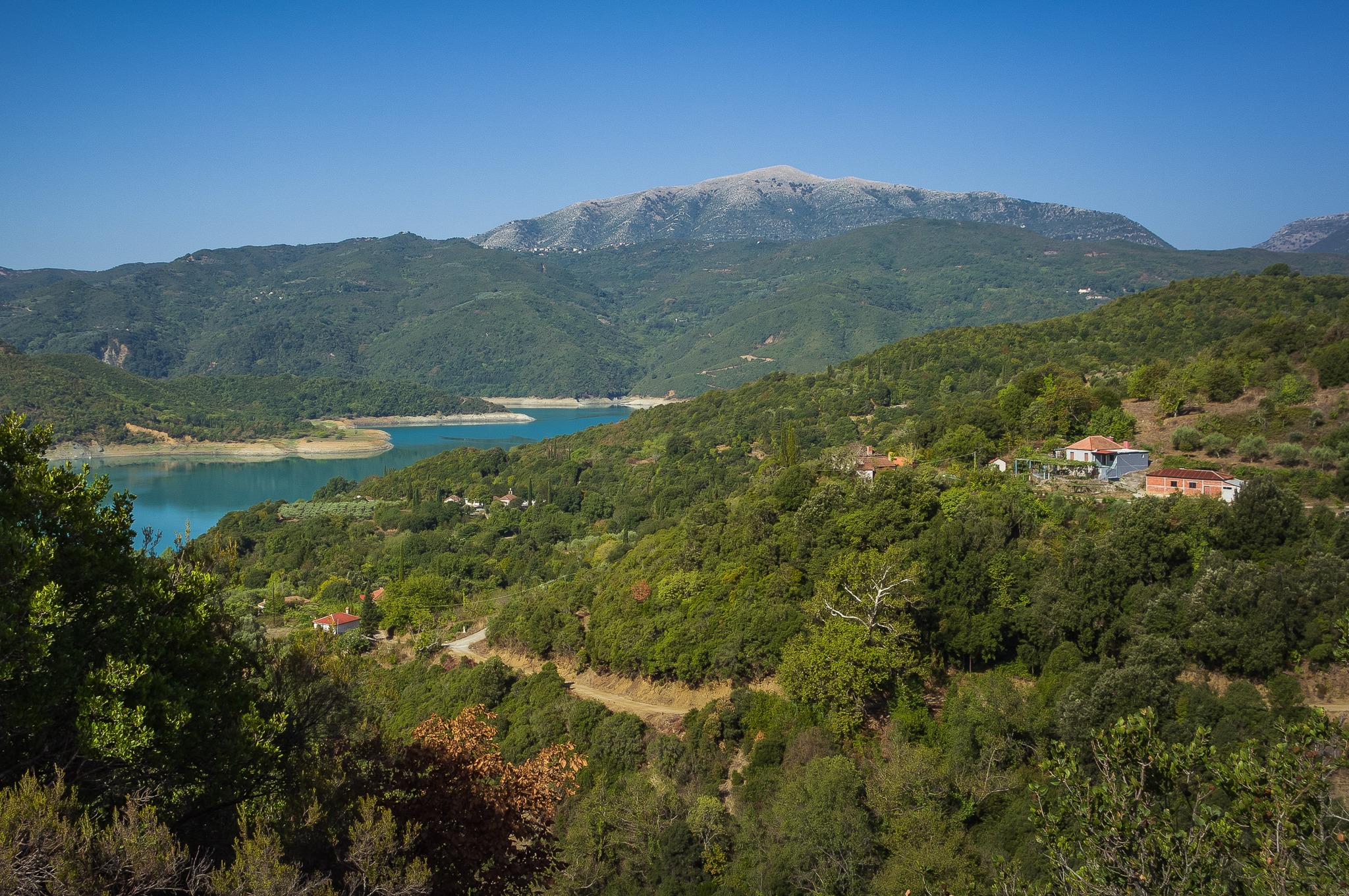 Έπεσε κατά 10 μέτρα η στάθμη της λίμνης Πουρναρίου &#8211; Αποκαλύφθηκε ο οικισμός που σκέπασαν τα νερά πριν από 43 χρόνια