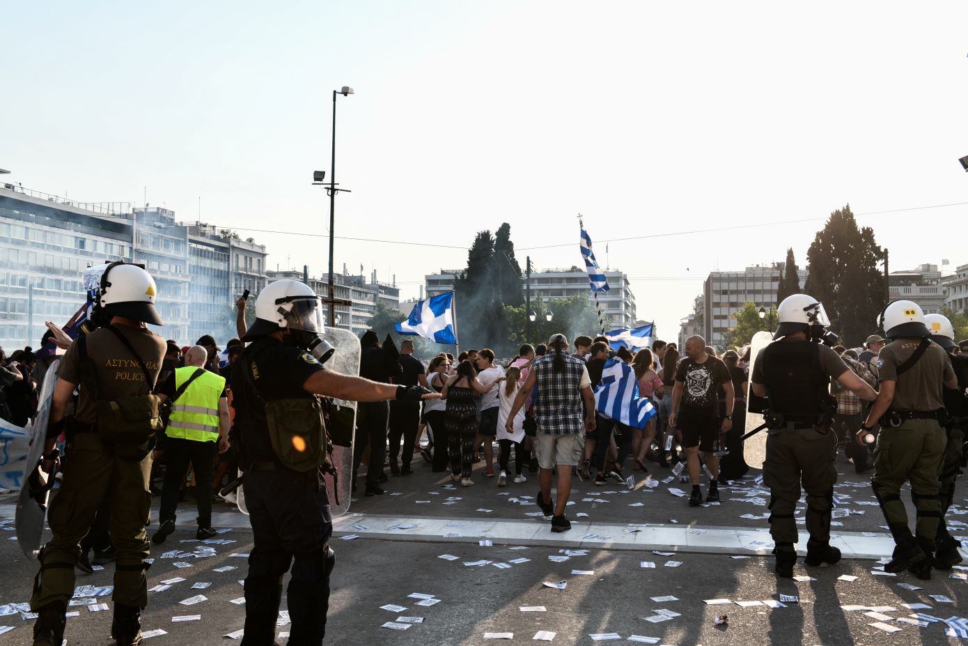 Ένταση και προσαγωγές συμμετεχόντων σε συγκέντρωση στο Σύνταγμα, η οποία είχε απαγορευτεί από την ΕΛ.ΑΣ.