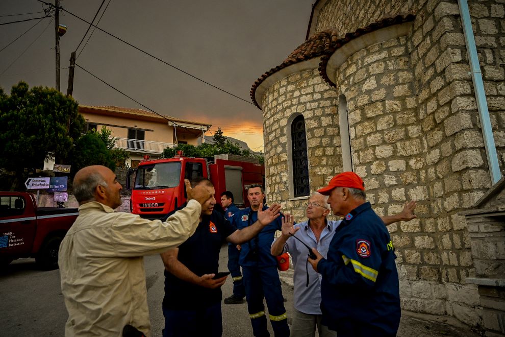 Κλειστά όλα τα σχολεία του Ξυλοκάστρου λόγω της φωτιάς