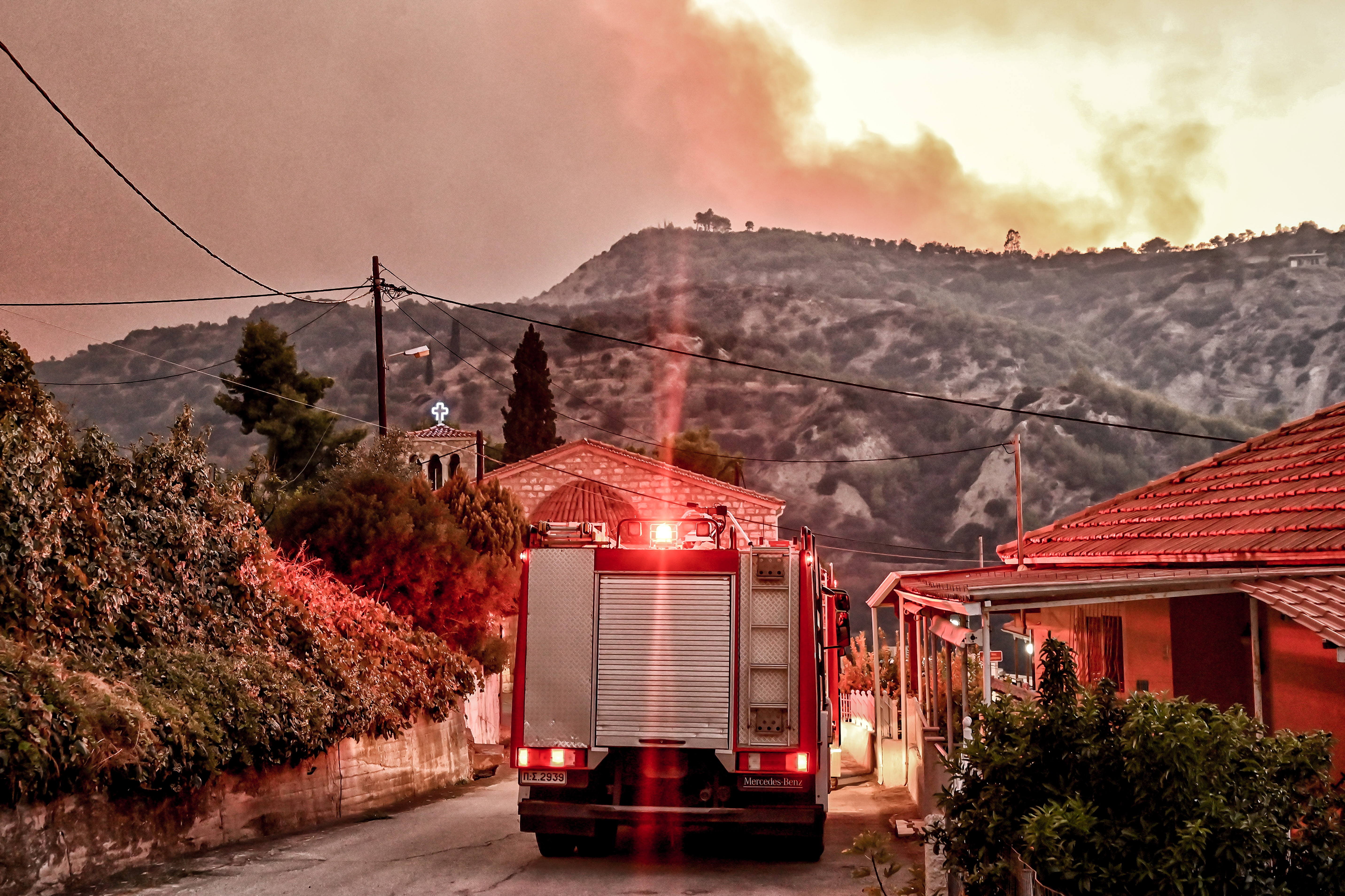 Στον νομό Αχαΐας η φωτιά που ξεκίνησε από το Ξυλόκαστρο: Τραυματίστηκαν δύο πυροσβέστες &#8211; «Η κατάσταση είναι τραγική»