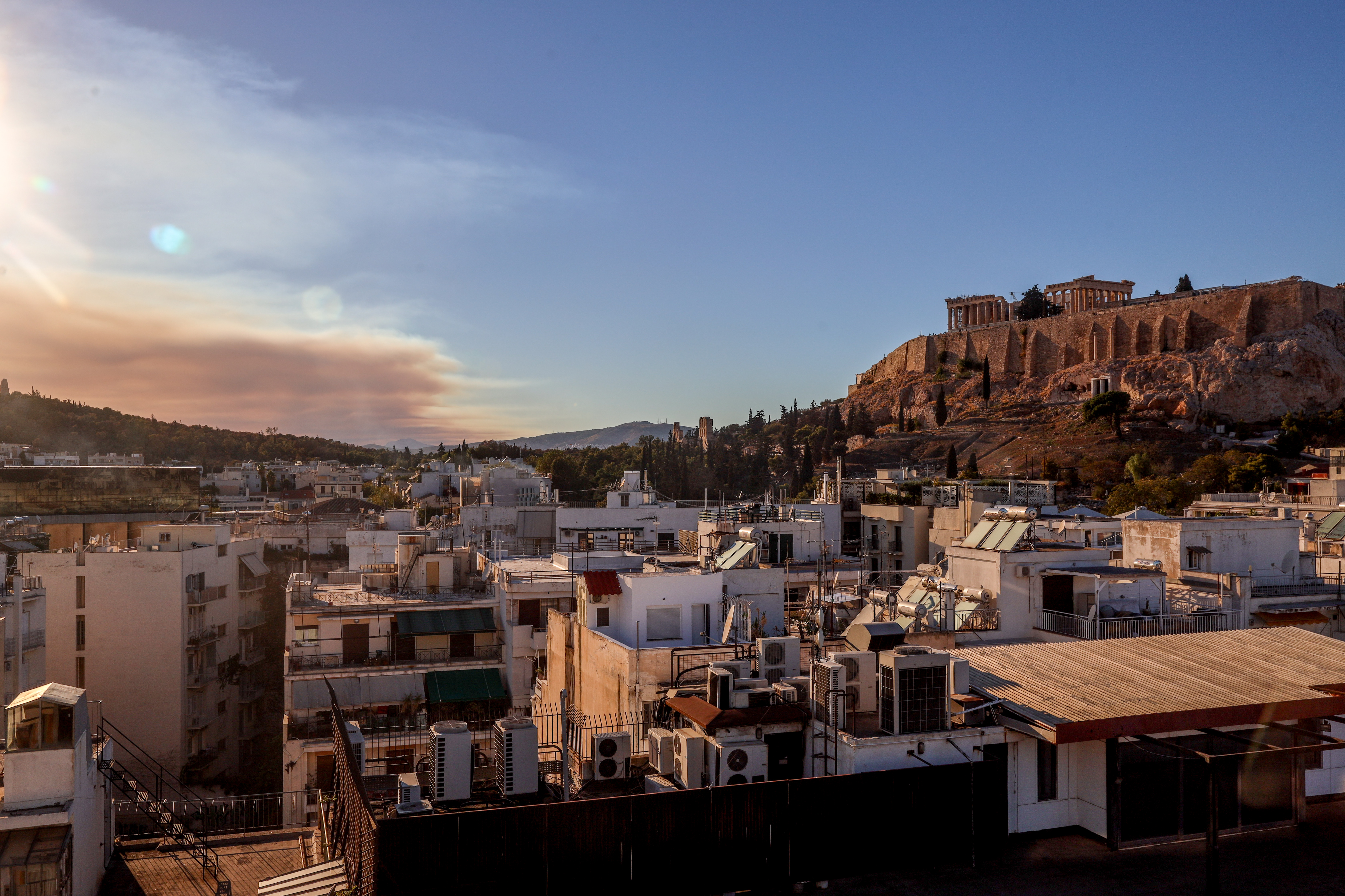 Ο καπνός από τη φωτιά στο Ξυλόκαστρο κάλυψε τον ουρανό της Αττικής &#8211; Δείτε φωτογραφίες