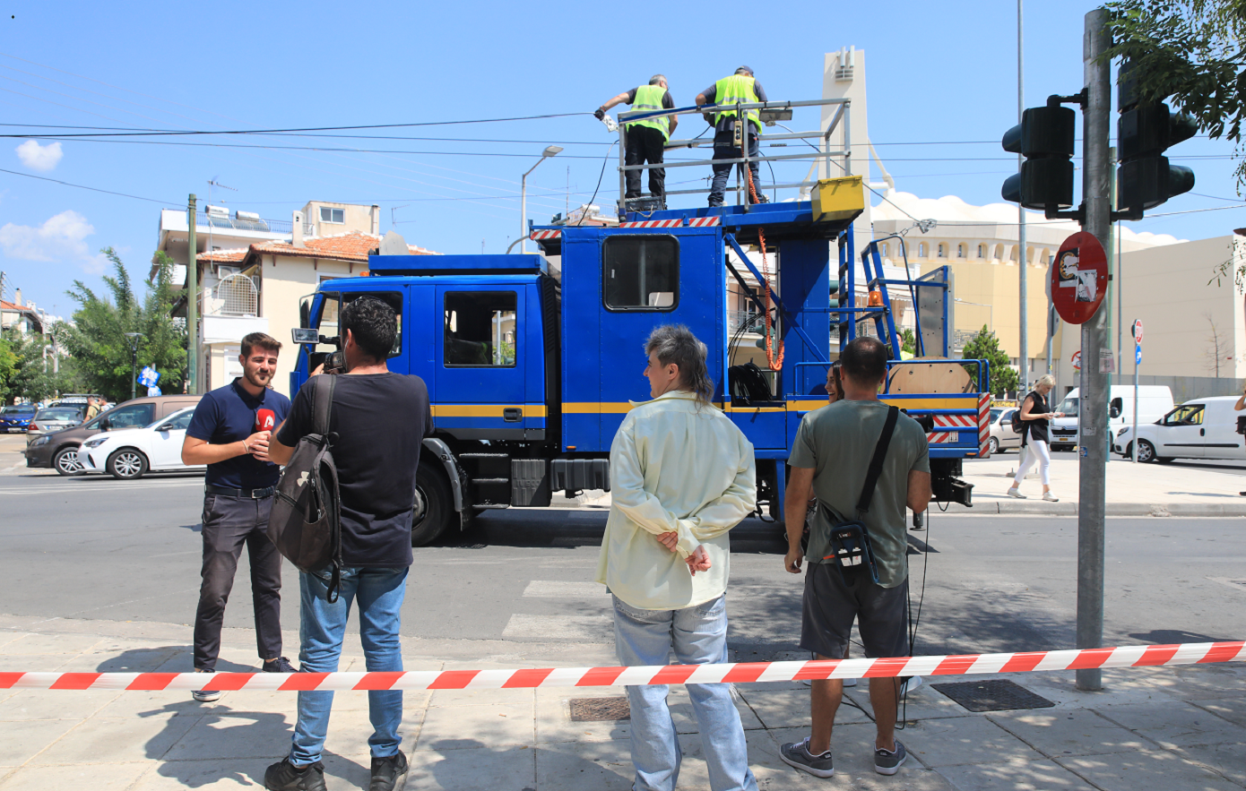 Βίντεο με την κολώνα να πέφτει στη μέση του δρόμου στη Νέα Φιλαδέλφεια &#8211; Η στιγμή που το ΕΚΑΒ παίρνει τη 14χρονη τραυματία