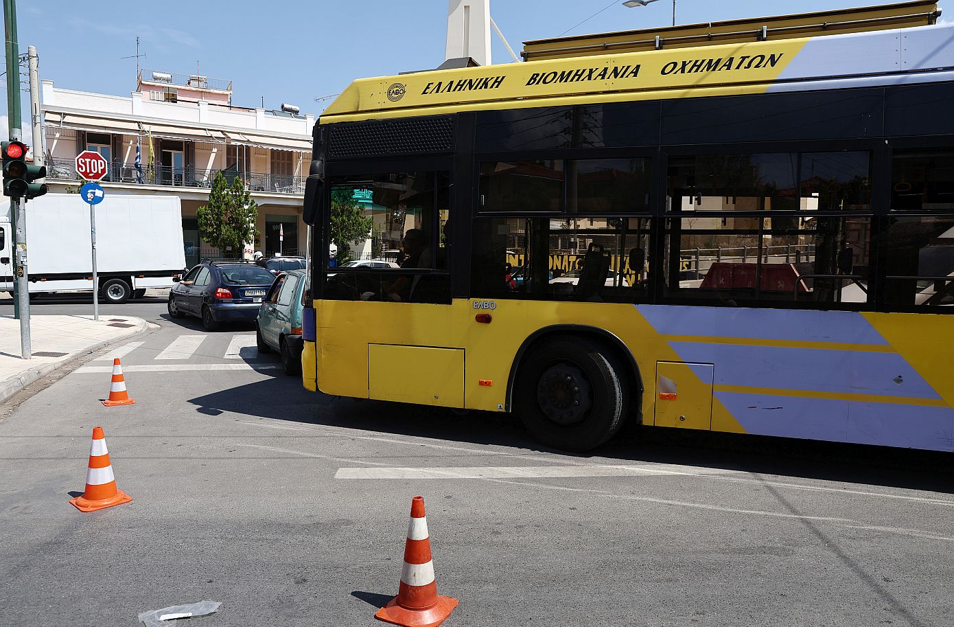 Αυτοσχέδιες πατέντες και σάπια σίδερα συγκρατούν τις κολώνες του δικτύου των τρόλεϊ και απειλούν οδηγούς και πεζούς στην Αττική