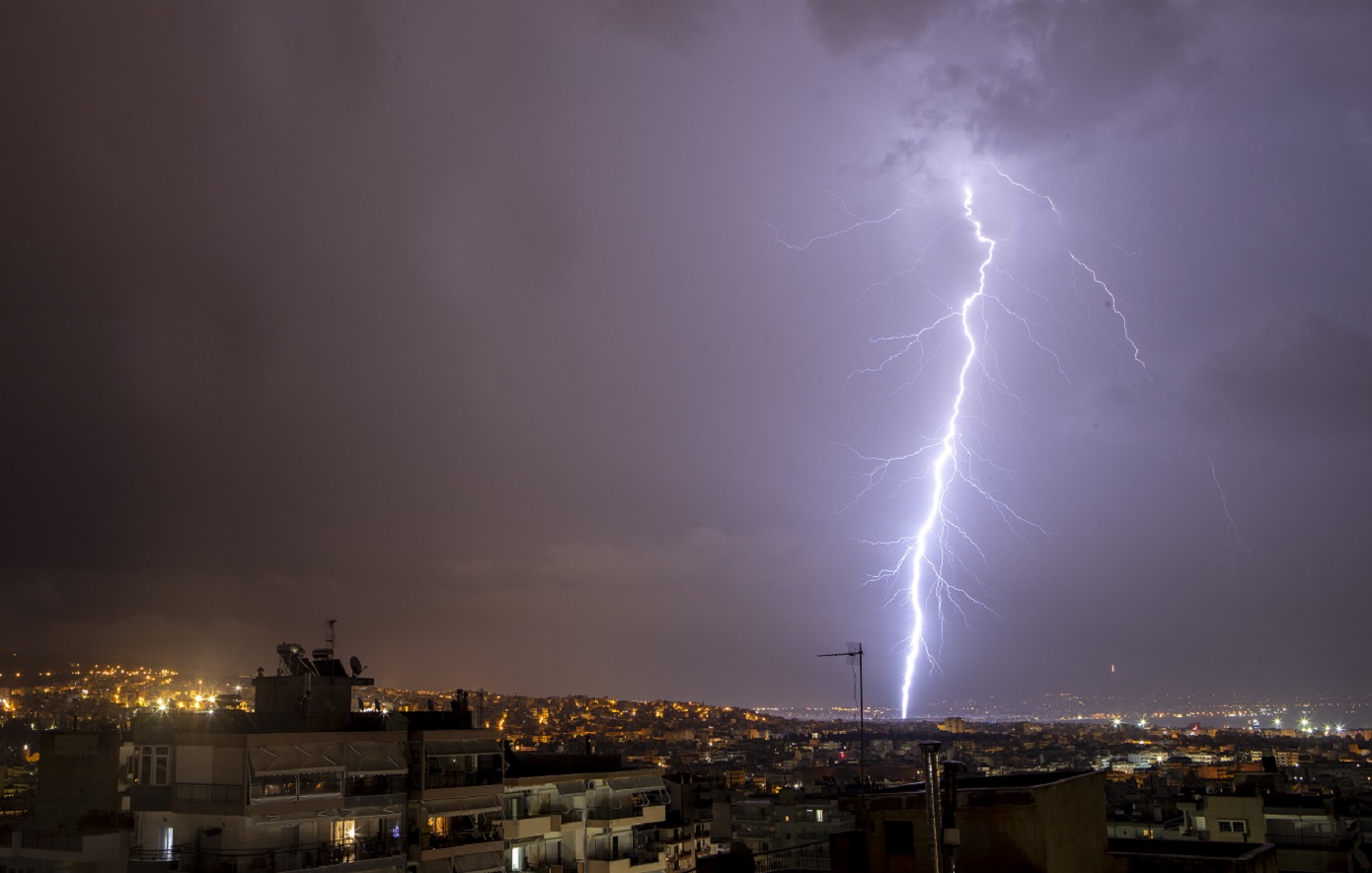 Νέο έκτακτο δελτίο επικίνδυνων καιρικών φαινομένων για την κακοκαιρία Atena: Πού θα χτυπήσουν καταιγίδες, αστραπές και χαλάζι