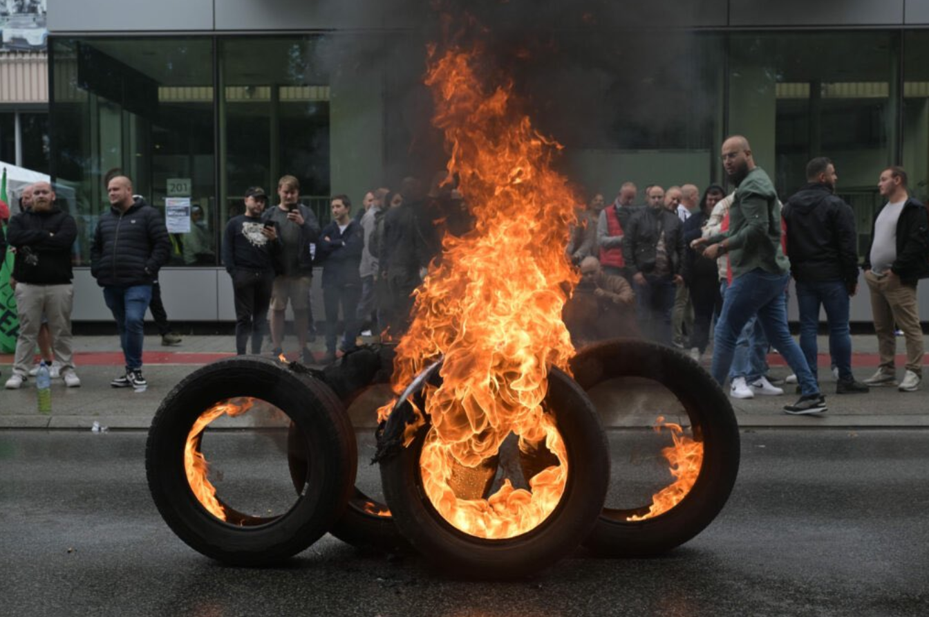 Χιλιάδες άνθρωποι διαδήλωσαν υπέρ των εργαζομένων σε εργοστάσιο της Audi που απειλείται με κλείσιμο στο Βέλγιο