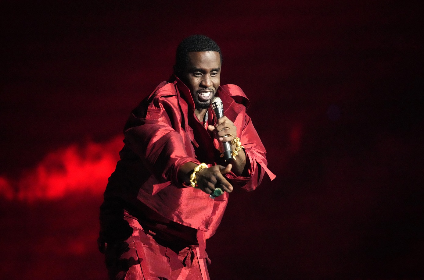 Ιερόδουλος «καίει» τον ράπερ «Diddy» &#8211; Συμμετείχαμε σε σεξουαλική πράξη και αυτός ενορχήστρωνε το σκηνικό πίσω από την κάμερα