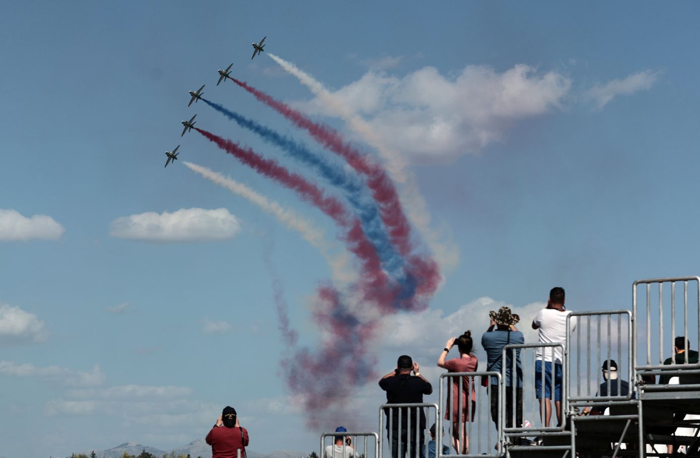 Athens Flying Week: Η αερομαχία Rafale vs F-16 έκλεψε την παράσταση στην πρώτη ημέρα του εντυπωσιακού αεροπορικού σόου