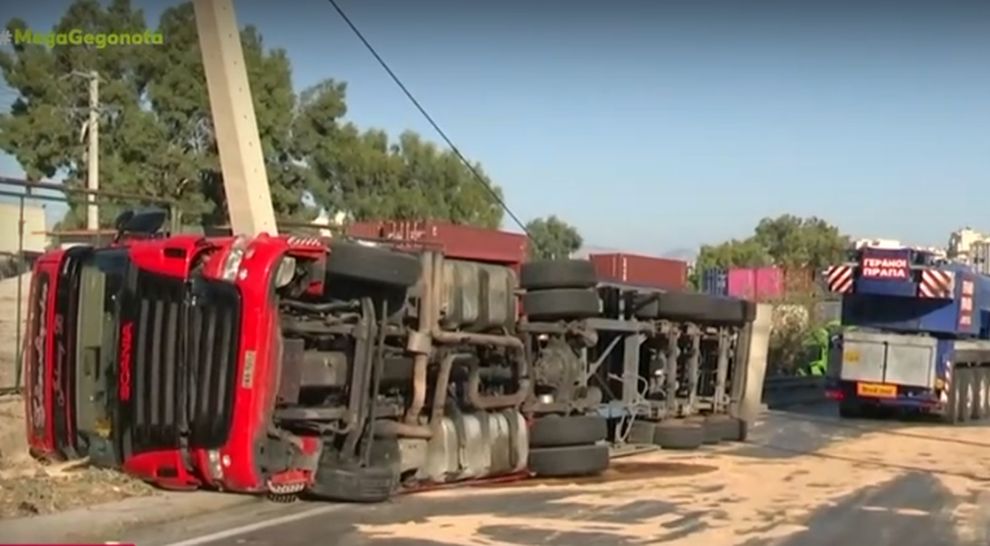 Ανατροπή βυτιοφόρου στη λεωφόρο Σχιστού, αναφορές για διαρροή υγραερίου &#8211; Βίντεο από το σημείο