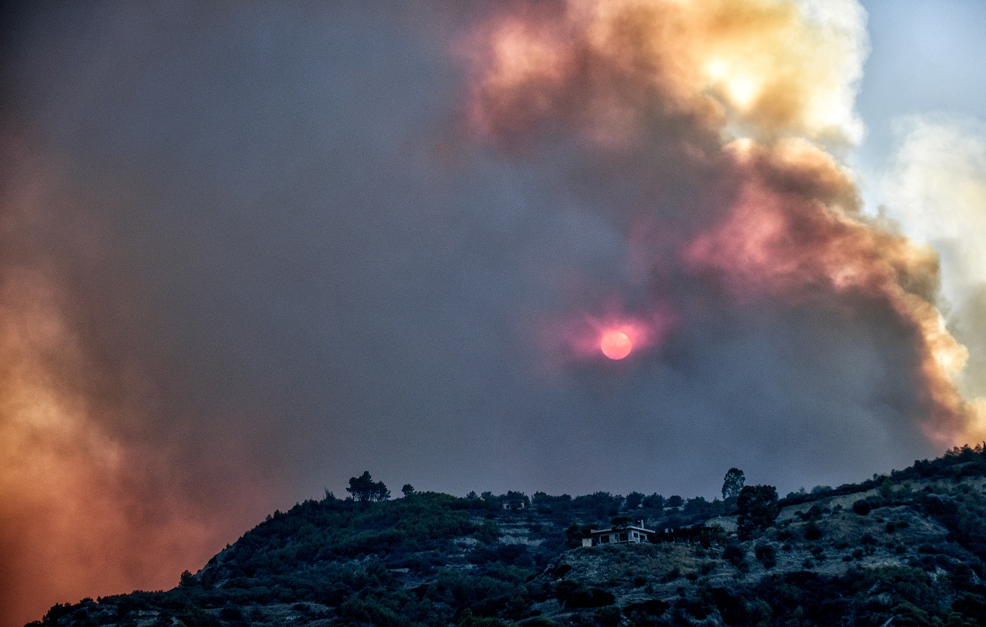 Φωτιά στο Ξυλόκαστρο: Ακόμα μία δύσκολη νύχτα – Πάνω από 32 χιλιόμετρα το πύρινο μέτωπο, τραυματίστηκαν δύο πυροσβέστες