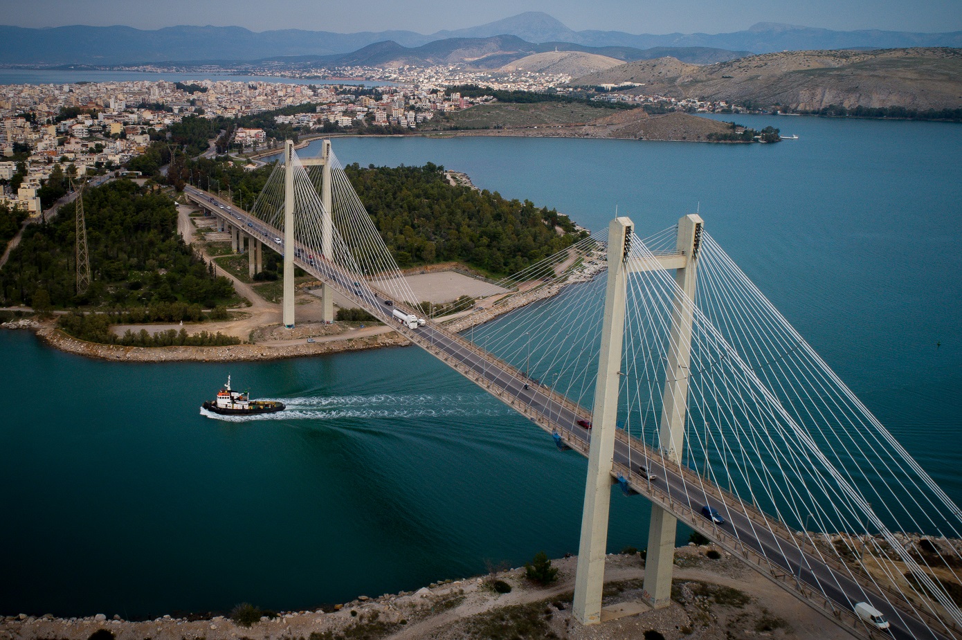 Νεαρός απειλούσε να πέσει από την γέφυρα της Χαλκίδας