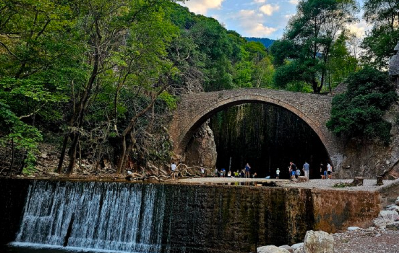 Στέγνωσαν οι καταρράκτες της Παλαιοκαρυάς στα Τρίκαλα