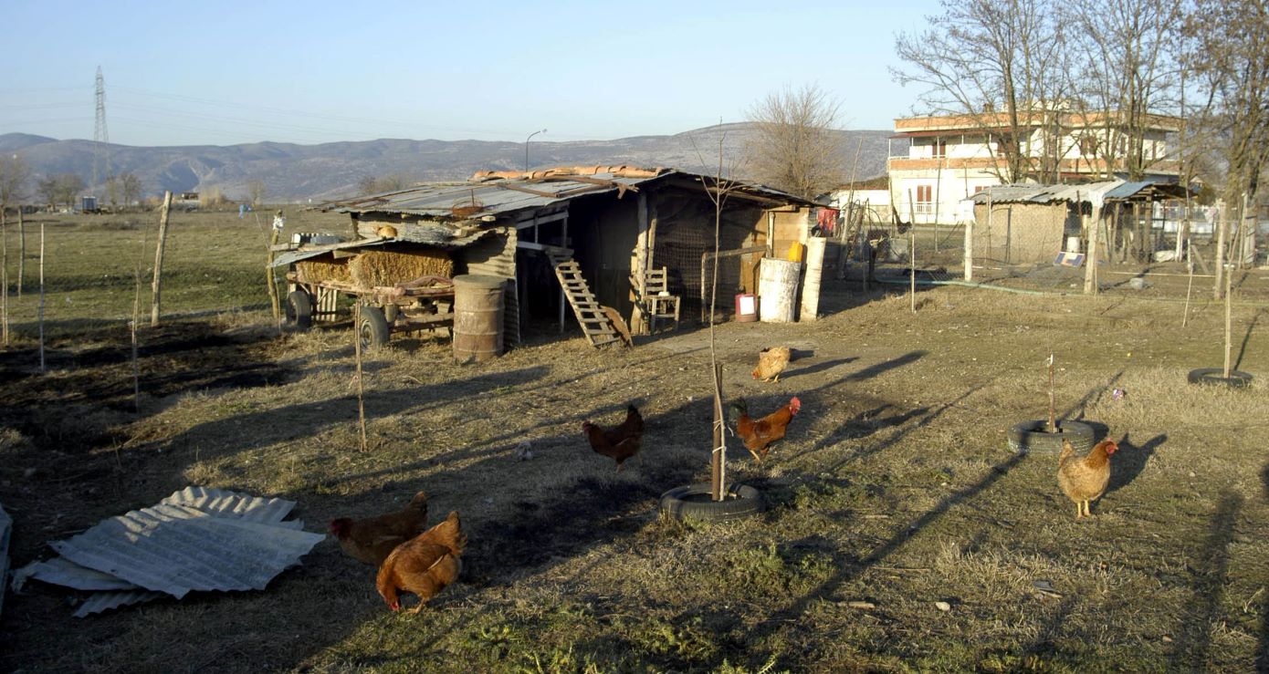 Ζει σε κοτέτσι για να μην έχει επαφή με τη γυναίκα και την κόρη του &#8211; Απείλησε να τις θάψει