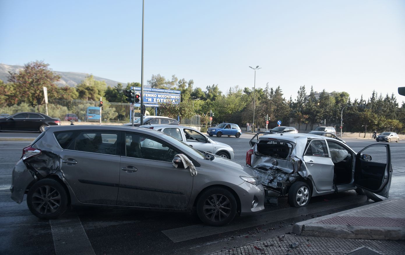 Φωτογραφίες από την καραμπόλα τεσσάρων οχημάτων στη λεωφόρο Μεσογείων