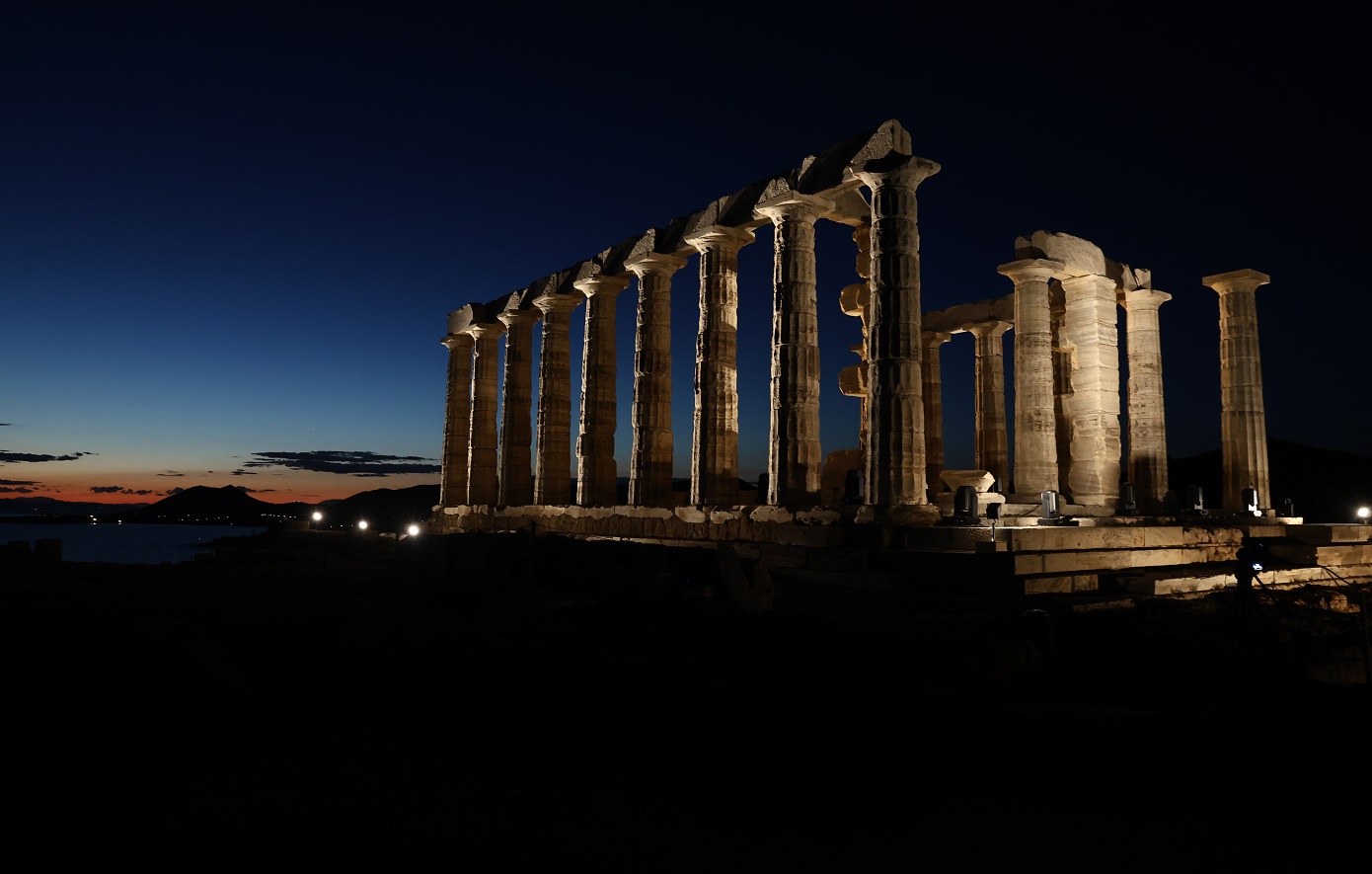 Φωταγωγήθηκε ο ναός του Ποσειδώνα στο Σούνιο – Δείτε φωτογραφίες