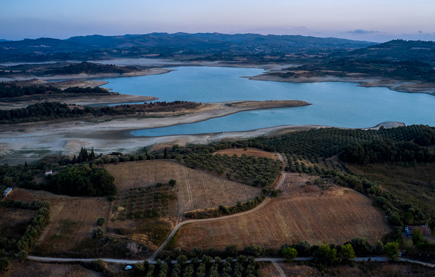 Ρυάκι σε ορισμένα σημεία του ο Πηνειός ποταμός από την ξηρασία – Καθηγητής εξηγεί το φαινόμενο