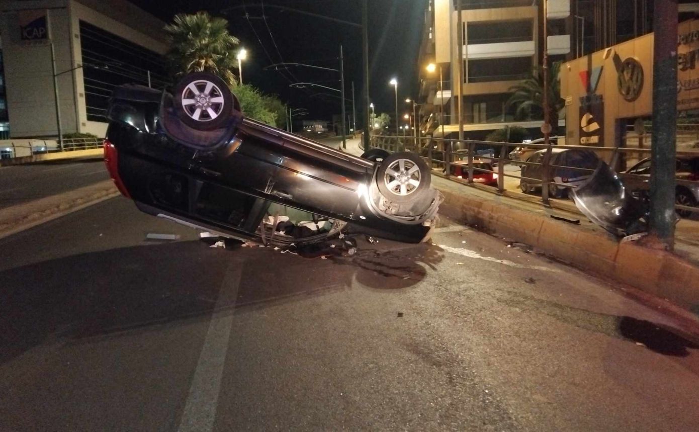 Σοκαριστική φωτογραφία από τροχαίο: Αυτοκίνητο αναποδογύρισε σε κεντρικό δρόμο της Καλλιθέας