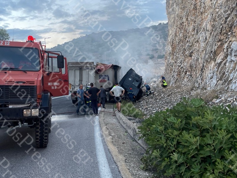 Θανατηφόρο τροχαίο στην εθνική Λάρισας &#8211; Κοζάνης: Νταλίκα έπεσε σε βράχο και τυλίχτηκε στις φλόγες &#8211; Νεκρός ο οδηγός