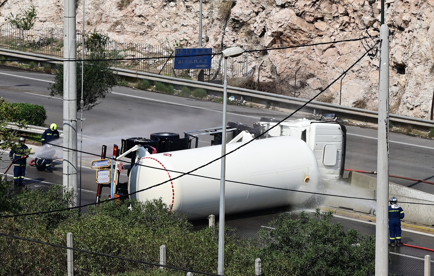 Αποκαταστάθηκε η κυκλοφορία των οχημάτων στη λεωφόρο Σχιστού – Απομακρύνθηκε το βυτιοφόρο