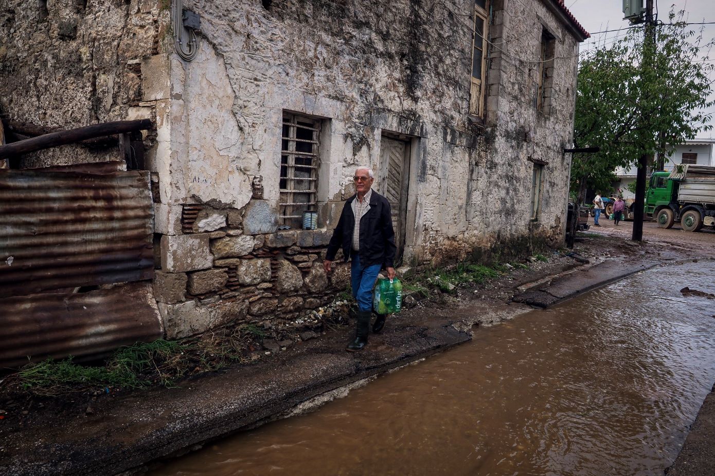 Πυρκαγιές, πλημμύρες και άλλες φυσικές καταστροφές αδειάζουν κωμοπόλεις και χωριά στην ελληνική περιφέρεια