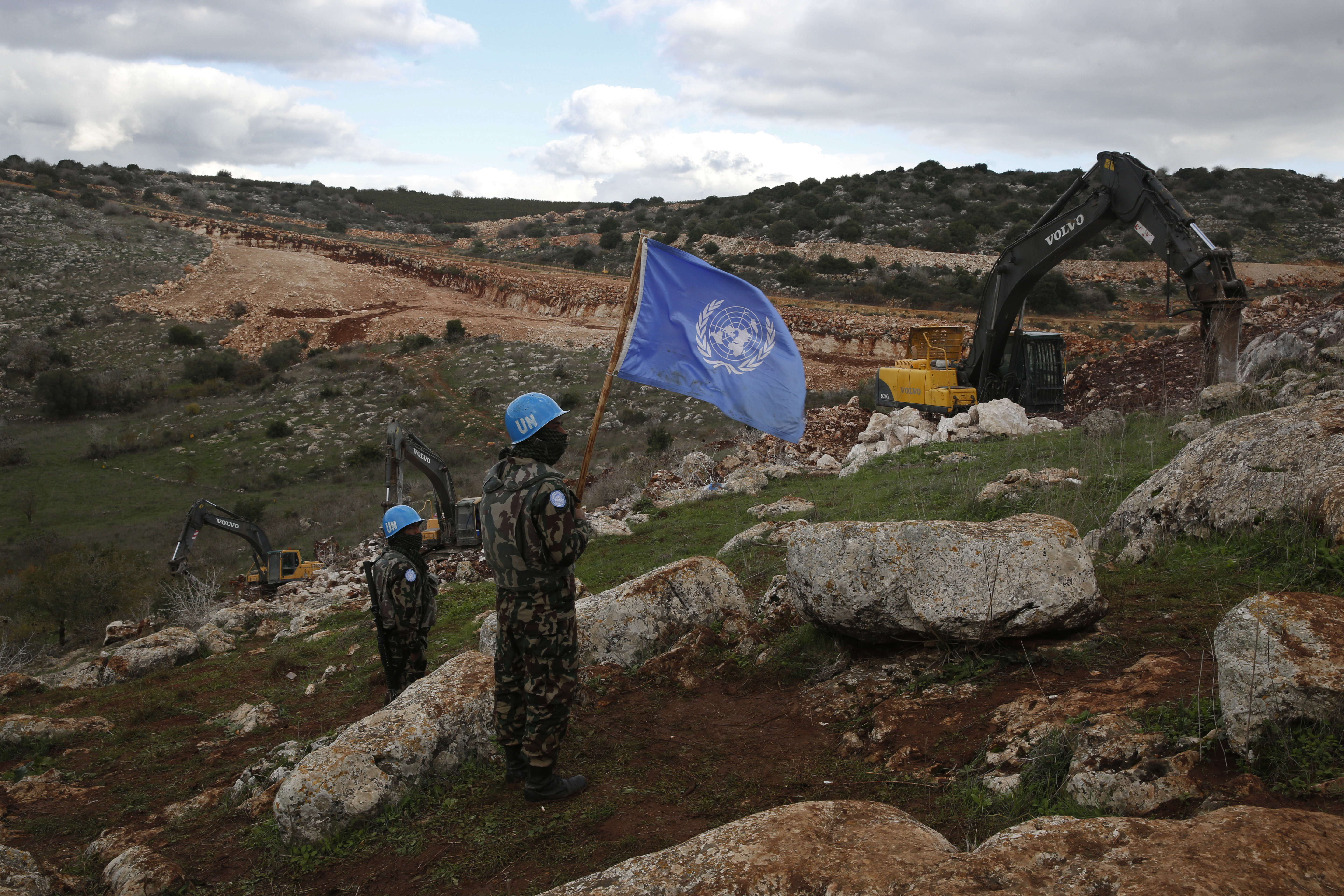 Η ειρηνευτική δύναμη UNIFIL καταγγέλλει ότι ισραηλινά άρματα μάχης κατέστρεψαν την κεντρική είσοδο των εγκαταστάσεών της