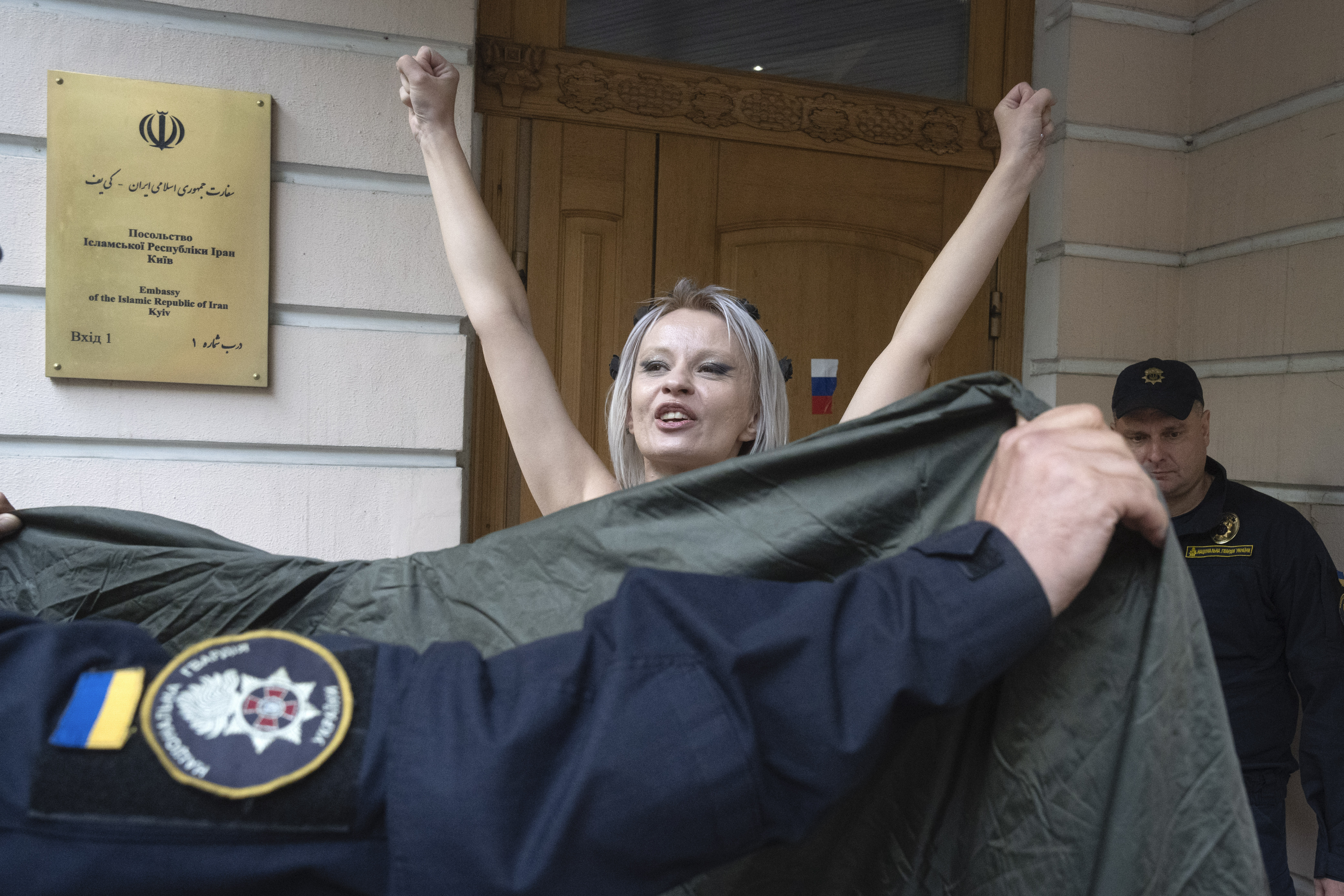 Μέλη της οργάνωσης Femen πραγματοποίησαν διαμαρτυρία μπροστά από την πρεσβεία του Ιράν στην Ουκρανία