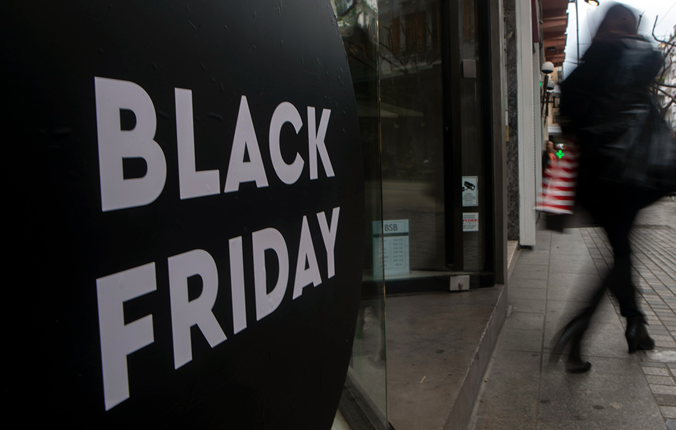 Black Friday: Γιατί η έκπτωση στα ηλεκτρονικά είδη είναι ίδια σε όλα τα καταστήματα