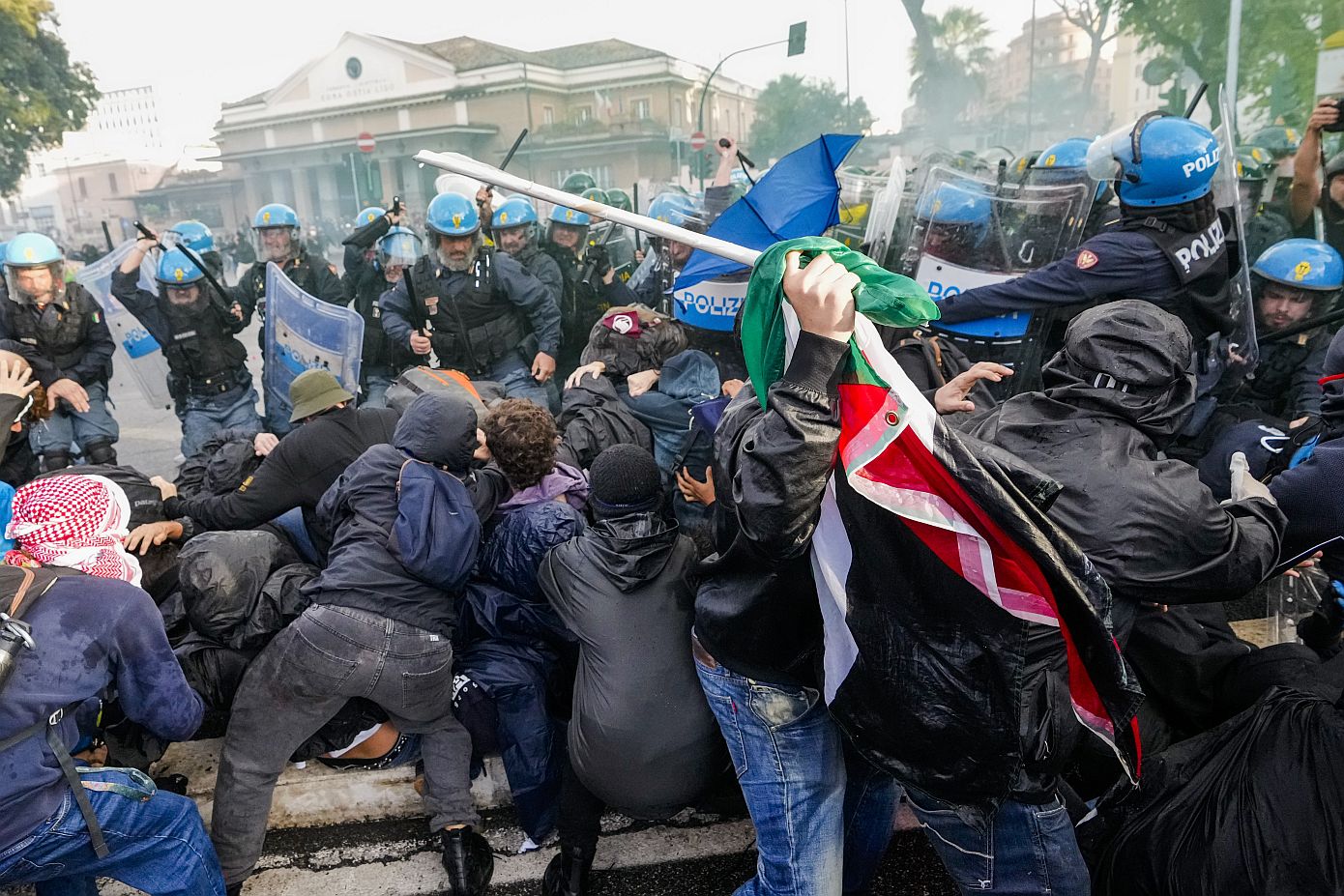 Τουλάχιστον 24 αστυνομικοί και τρεις διαδηλωτές τραυματίσθηκαν στη διαδήλωση υπέρ του παλαιστινιακού λαού στη Ρώμη