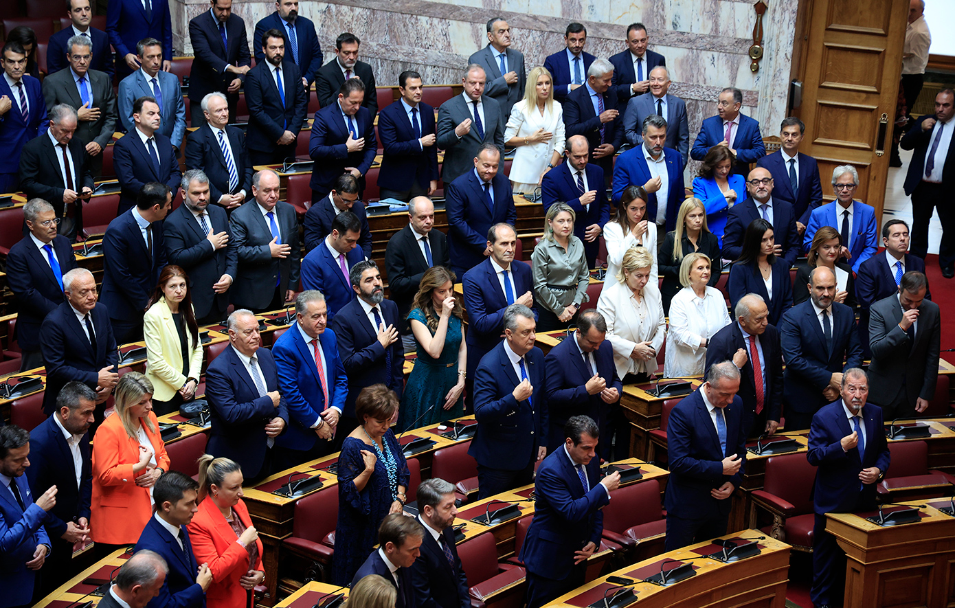 Ξαφνική αδιαθεσία της Δόμνας Μιχαηλίδου κατά τη διάρκεια του αγιασμού στη Βουλή