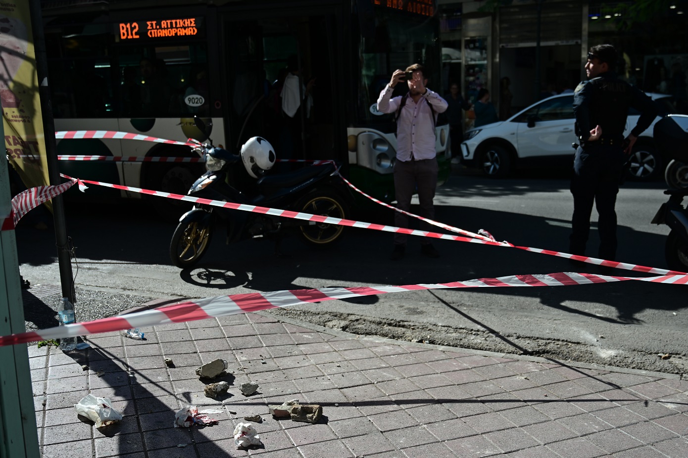 «Μόνο να ξυπνήσει, να μιλήσει»: Συγκινεί η μητέρα της 14χρονης που τραυματίστηκε από πτώση σοβά στους Αγίους Αναργύρους