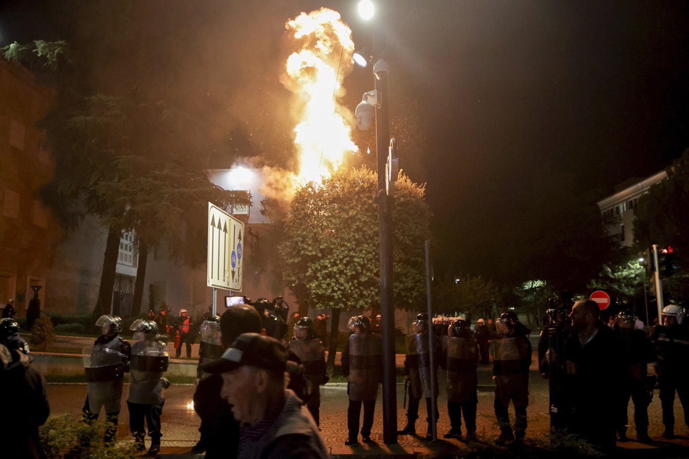 Τίρανα: Επεισόδια σε διαδήλωση κατά του Έντι Ράμα – Έβαλαν φωτιά και προκάλεσαν βανδαλισμούς