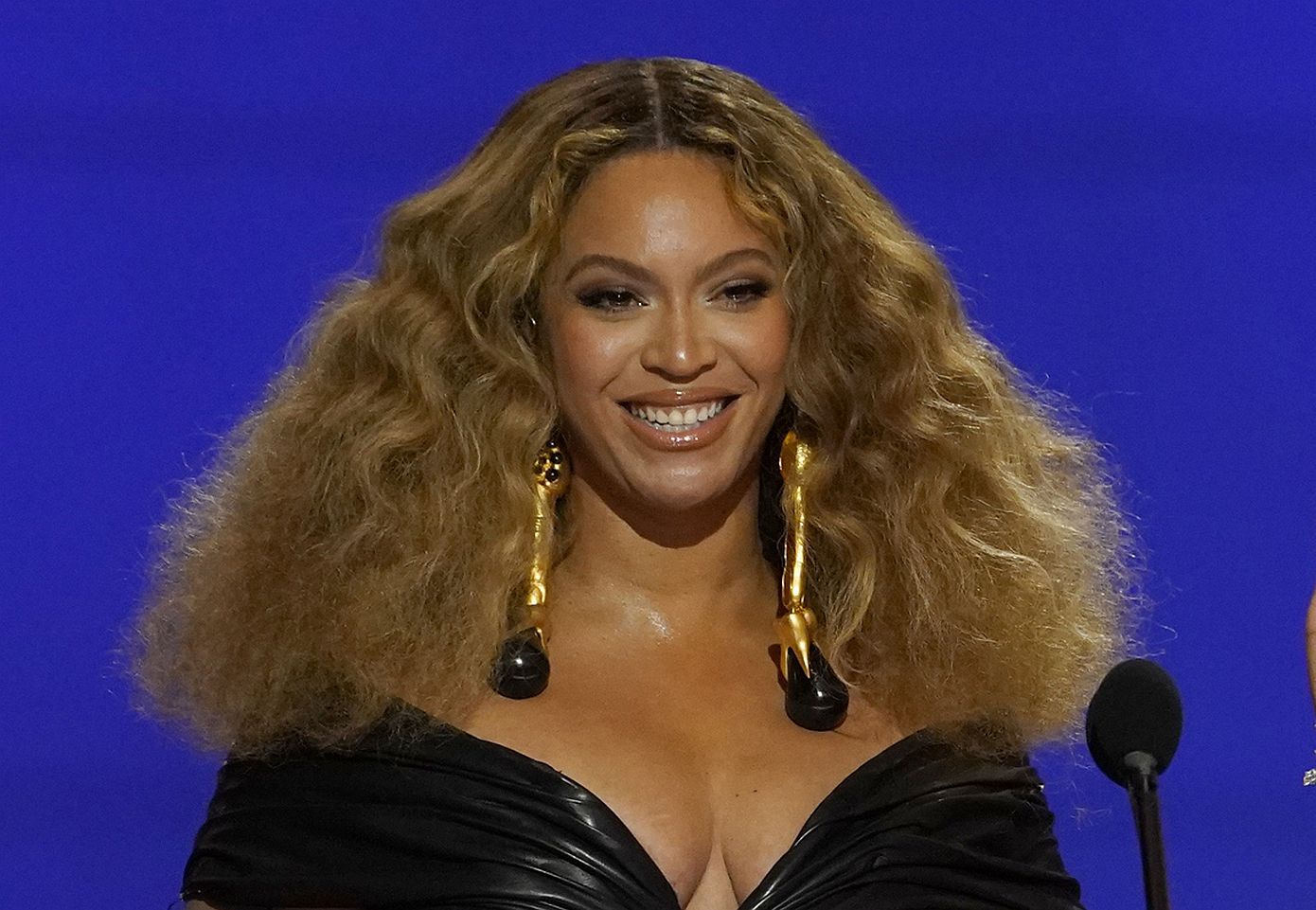 «Cé Lumière»: H Beyoncé λάνσαρε το νέο της άρωμα ψεκάζοντας τις θεωρίες συνωμοσίας