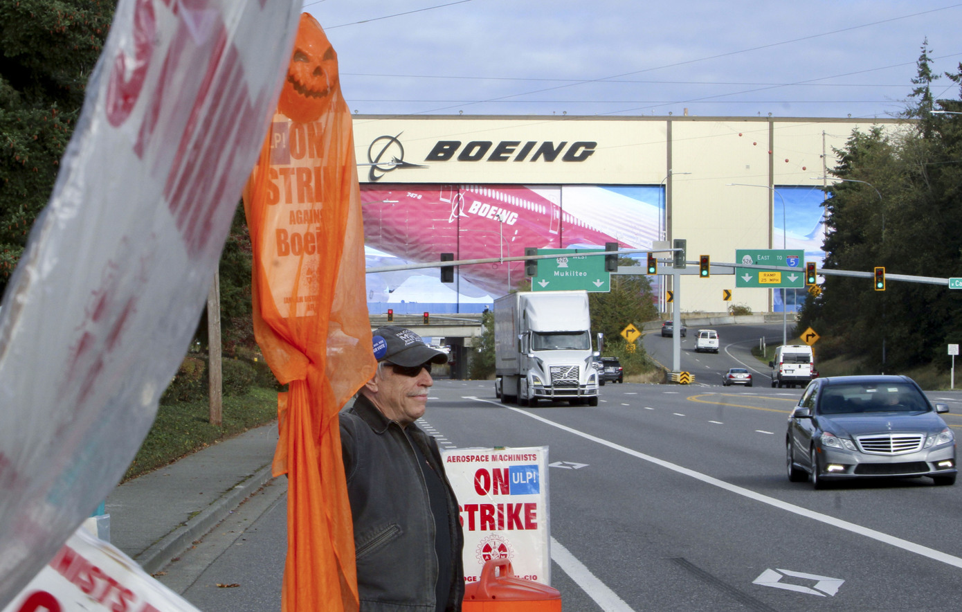 Παρατείνεται η απεργία των εργαζομένων της Boeing &#8211; Απέρριψαν τη σύμβαση που πρότεινε η διεύθυνση της εταιρείας