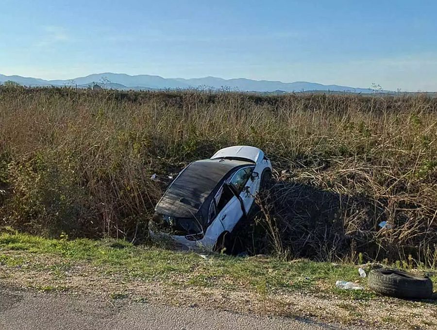 Τροχαίο στην Πτολεμαΐδα &#8211; Δύο αυτοκίνητα έκαναν ελιγμούς για να μην συγκρουστούν και κατέληξαν σε χαντάκι