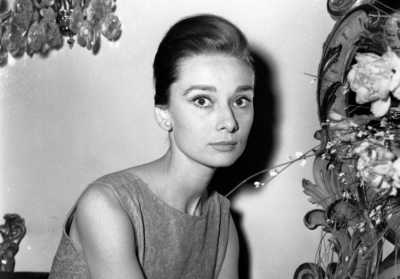 Έτσι χρησιμοποιούσε ο make up artist της Audrey Hepburn μία καρφίτσα ώστε να της χαρίσει υπέροχες βλεφαρίδες