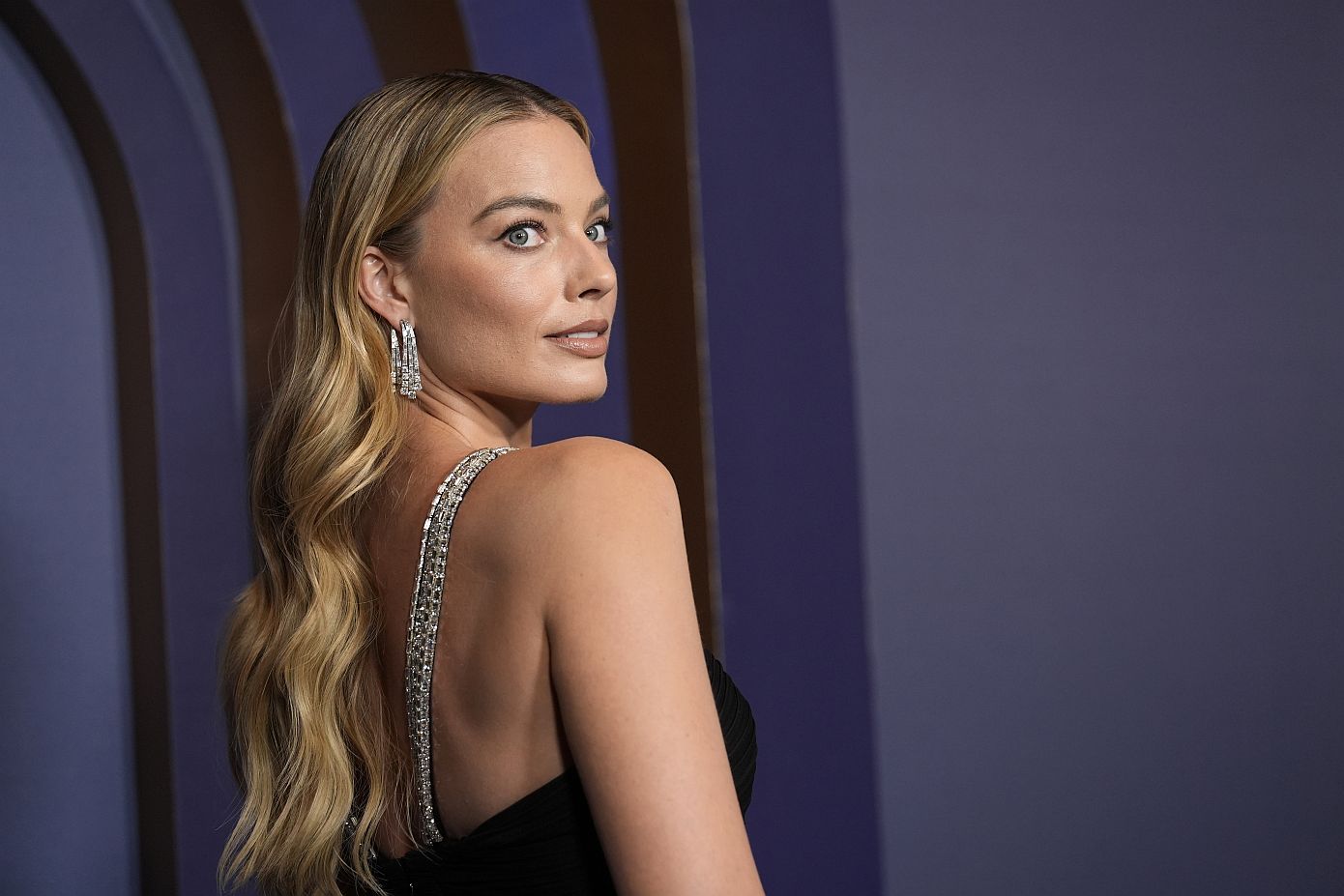 H Margot Robbie πρωταγωνιστεί στη νέα καμπάνια του Chanel N°5: Με ποιον δίνει ραντεβού στις 5;