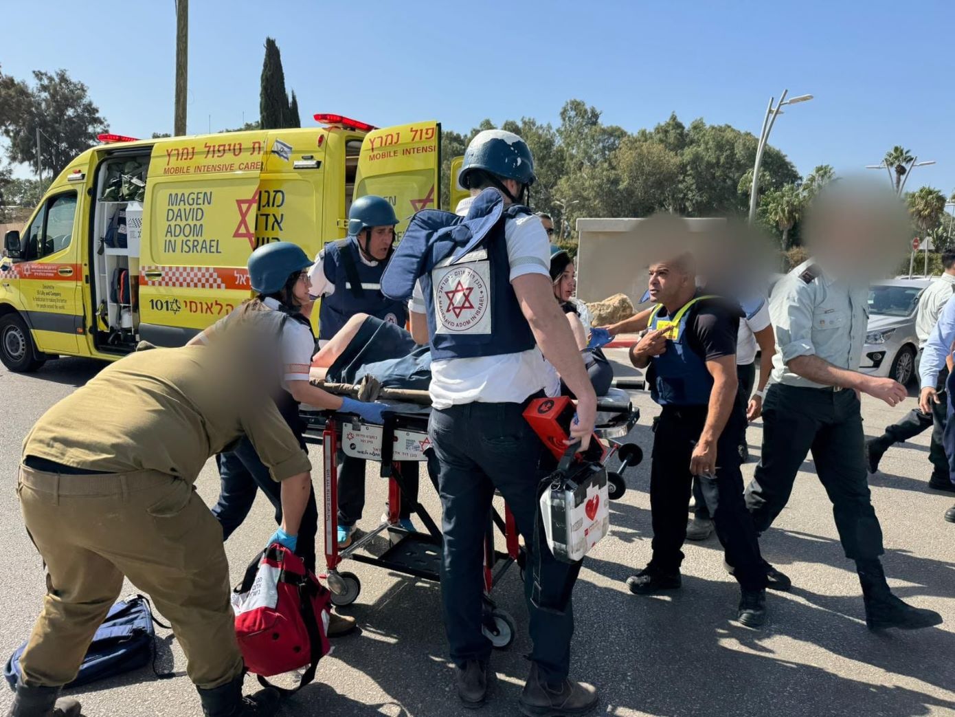 Φορτηγό που οδηγούσε ένοπλος, έπεσε σε στάση λεωφορείου κοντά στο κέντρο του Τελ Αβίβ &#8211; Αναφορές για δεκάδες τραυματίες