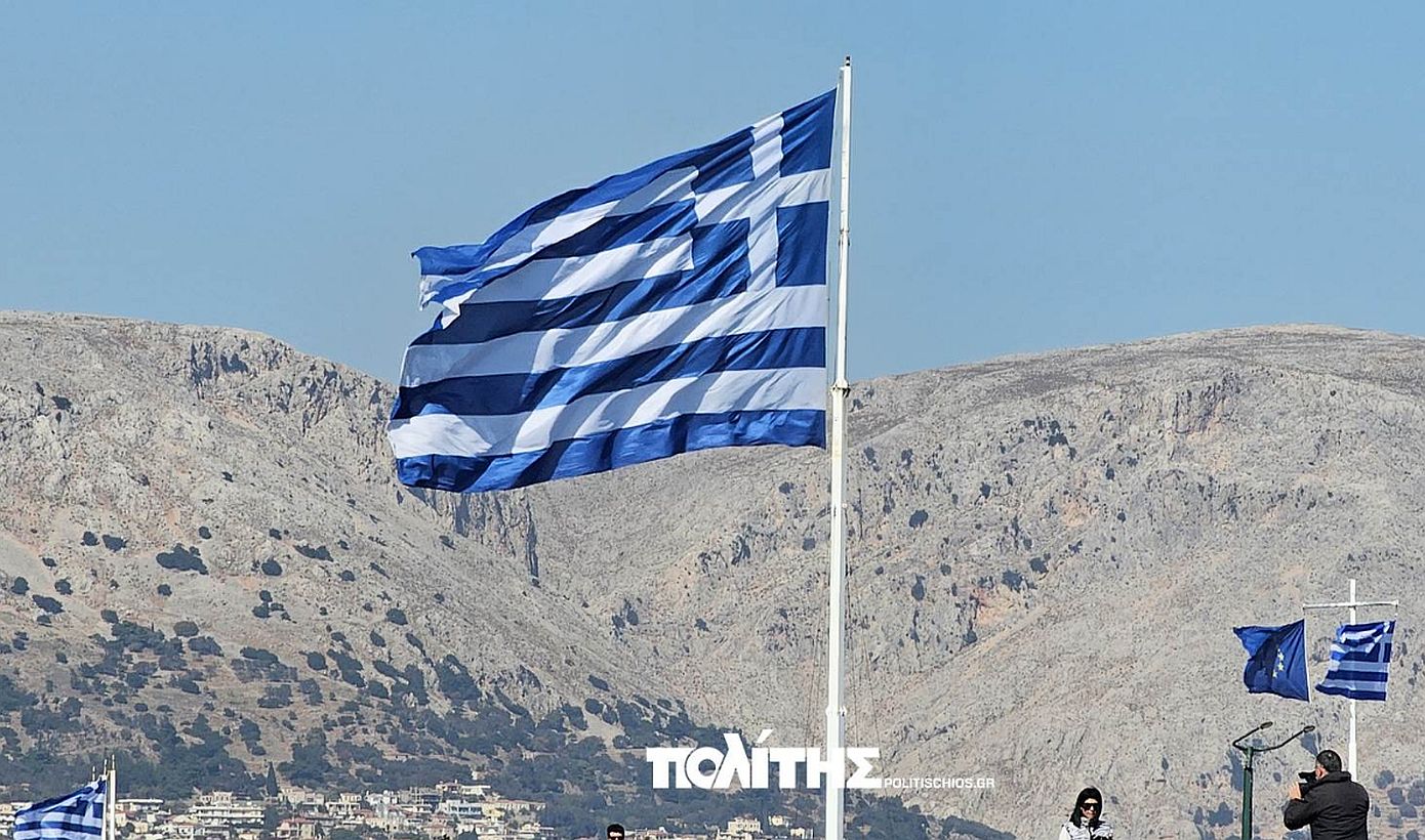 28η Οκτωβρίου: Υψώθηκε και φέτος η τεράστια ελληνική σημαία στο λιμάνι της Χίου